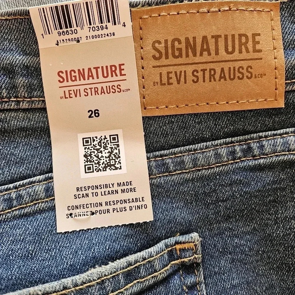 Signature by Levi Strauss & Co. High Rise Plus Size Heritage Denim Shorts 26W. - Picture 13 of 16
